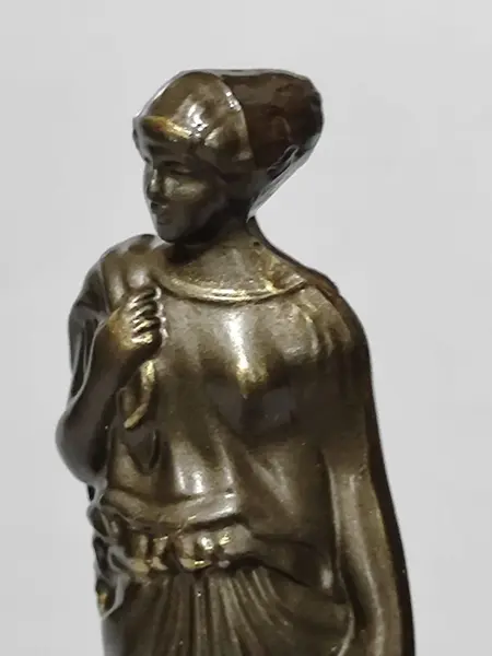 Foto de um(a) Escultura Helena de Troia, Década de 1970, da categoria de Escultura. Escultura Helena de Tróia em resina e base em mármore, ambos italianos. E acabamento em pátina bronze oxidada e envelhecida,... Mostrado de uma perspectiva diferente. Vendido no marketplace Trésors.