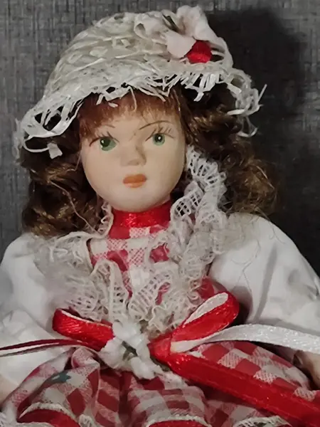 Foto de um(a) Bonequinha de Porcelana, Década de 1990, da categoria de Bonecas. Pequena boneca de porcelana com vestimentas original. Peça colecionável dos anos 1990. A: 12,5 cm L: 5 cm P: 3,5 cm peso:... Mostrado de uma perspectiva diferente. Vendido no marketplace Trésors.