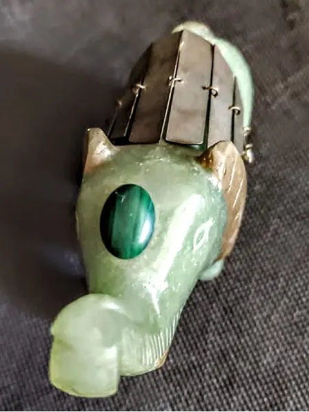 Foto de um(a) Elefante Indiano Jade e Ouro Anos 70, da categoria de Modelos e estatuetas. Escultura elefante indiano em jade com detalhes em latão e folha de ouro, década de 1970 Mede: A 10,5 cm / L 11,5 cm / P 4... Mostrado de uma perspectiva diferente. Vendido no marketplace Trésors.