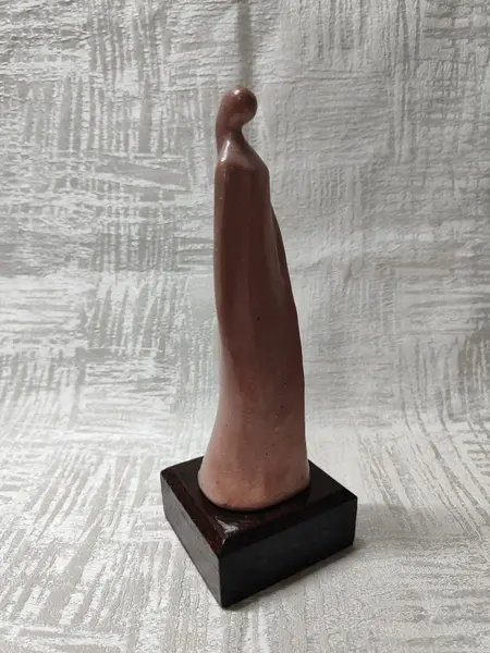 Foto de um(a) Escultura Mulher em Movimento em Terracota e Madeira, Década de 1990, da categoria de Escultura. Escultura em terracota com base de madeira, representando uma mulher en novimento. Apresenta assinatura do artista, década... Mostrado de uma perspectiva diferente. Vendido no marketplace Trésors.