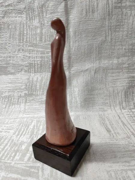 Foto de um(a) Escultura Mulher em Movimento em Terracota e Madeira, Década de 1990, da categoria de Escultura. Escultura em terracota com base de madeira, representando uma mulher en novimento. Apresenta assinatura do artista, década... Mostrado de uma perspectiva diferente. Vendido no marketplace Trésors.