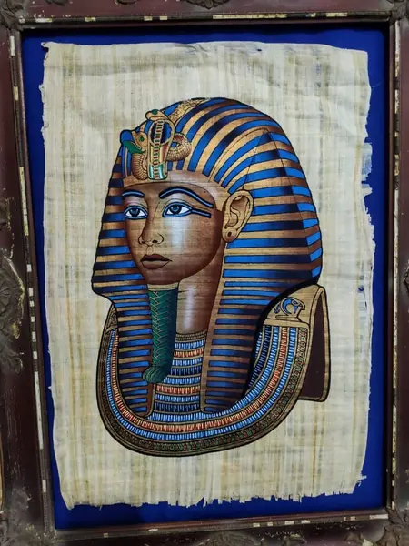 Foto de um(a) Papiro Tutankhamon Anos 80, da categoria de Pinturas. Papiro com imagem do faraó tutankhamon ou tutancâmon comprado no cairo durante a década de 1980. *** não acompanha moldura... Mostrado de uma perspectiva diferente. Vendido no marketplace Trésors.