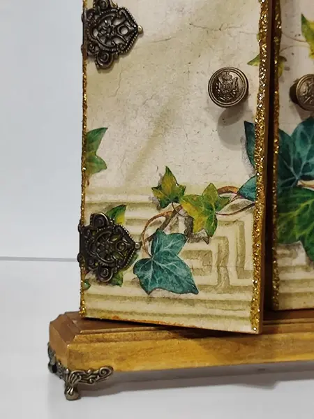 Foto de um(a) Oratório de Mesa com Imagem Barroca Santana e Virgem Maria, Década de 1990, da categoria de Objetos religiosos e espirituais. Oratório de mesa com imagem barroca da santana e a virgem maria, todo em madeira policromada com portas em relevo e... Mostrado de uma perspectiva diferente. Vendido no marketplace Trésors.