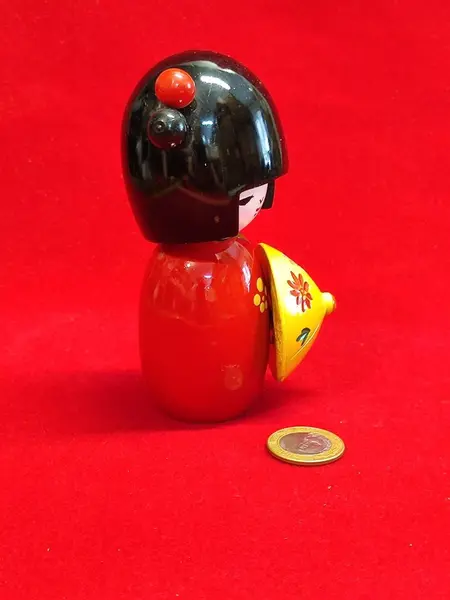 Foto de um(a) Boneca Japonesa Koneshi, Lembrança Dos Anos 1990, da categoria de Bonecas. Boneca japonesa kokeshi, feita em madeira policromada. Típica da região de tohoku. Antes era apenas uma boneca para crianças... Mostrado de uma perspectiva diferente. Vendido no marketplace Trésors.