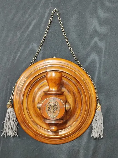 Foto de um(a) Castiçal de Parede em Madeira Torneada, Peça Única, Década de 1940, da categoria de Castiçais. Castiçal de parede em madeira torneada e circular, com aplique em latão oxidado, tassel em fios de camurça cinza, corrente... Mostrado de uma perspectiva diferente. Vendido no marketplace Trésors.