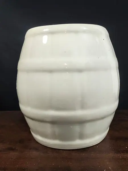 Foto de um(a) Barril Porcelana Branca, Década de 1940, da categoria de Garrafas, potes e jarros. Barril de porcelana da marca r ii rio de janeiro, brasil, década de 1940 apresenta um fio de cabelo na parte superior e... Mostrado de uma perspectiva diferente. Vendido no marketplace Trésors.