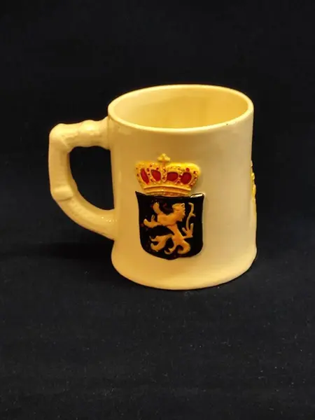 Foto de um(a) Caneca Belga em Cerâmica, Souvenir de 1999, da categoria de Canecas. Caneca belga em cerâmica com relevo e policromia feita a mão: apresentando marcos arquitetônicos da cidade de bruxelas e... Mostrado de uma perspectiva diferente. Vendido no marketplace Trésors.