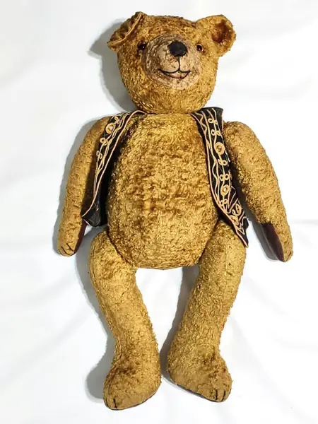 Foto de um(a) Teddy Bear Astracã, Década de 1950, da categoria de Bichos de pelúcia. Urso dos anos 1950 revestido de astracã com enchimento de palha, couro e com olhos de vidro. Uma peça colecionável. A: 76 cm... Mostrado de uma perspectiva diferente. Vendido no marketplace Trésors.