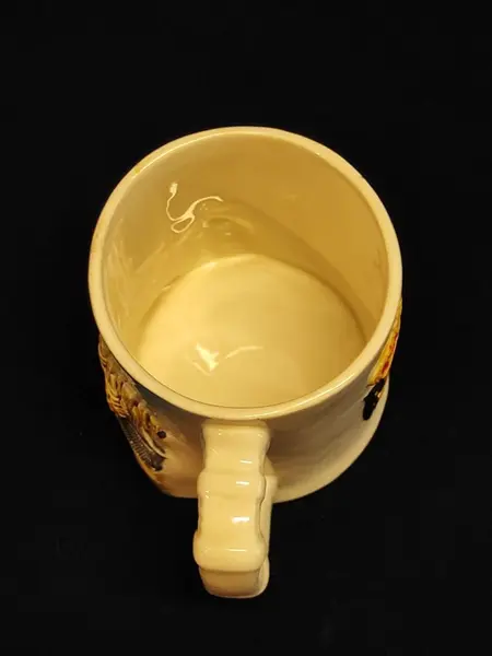 Foto de um(a) Caneca Belga em Cerâmica, Souvenir de 1999, da categoria de Canecas. Caneca belga em cerâmica com relevo e policromia feita a mão: apresentando marcos arquitetônicos da cidade de bruxelas e... Mostrado de uma perspectiva diferente. Vendido no marketplace Trésors.
