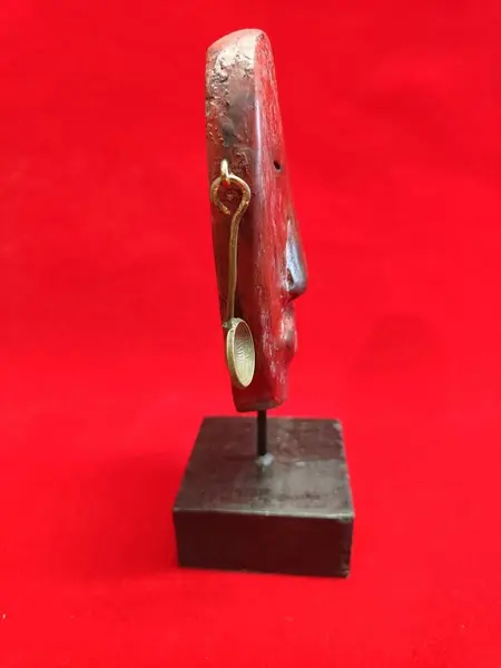 Foto de um(a) Máscara Coral, Buenos Aires, La Boca, Década de 1980, da categoria de Escultura. Máscara em cimento com acabamento descascado na cor coral, brinco feitos com moedas argentinas da década de 1970 e base... Mostrado de uma perspectiva diferente. Vendido no marketplace Trésors.