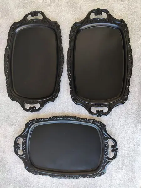 Foto de um(a) Bandejas pretas em ferro, da categoria de Bandejas. Combo de 3 bandejas iguais em ferro com pintura eletrostática e borda em relevo com motivo floral, década de 1990. C: 37 cm... Mostrado de uma perspectiva diferente. Vendido no marketplace Trésors.