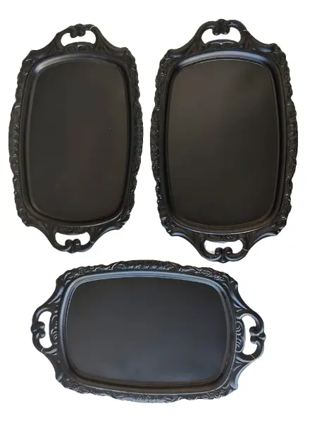 Foto de um(a) Bandejas pretas em ferro, da categoria de Bandejas. Combo de 3 bandejas iguais em ferro com pintura eletrostática e borda em relevo com motivo floral, década de 1990. C: 37 cm... Vendido no marketplace Trésors.