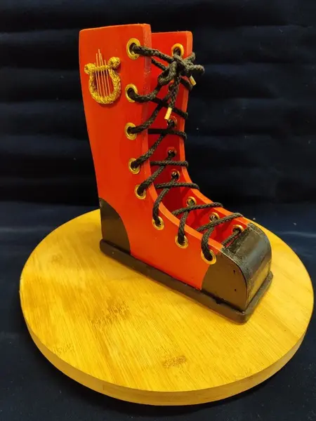 Foto de um(a) Bota Natalina em Madeira Policromada, Década de 2000, da categoria de Outros objetos decorativos. Bota natalina em madeira policromada, com ilhóses dourado e liras douradas no cano, década de 2000. A: 23 cm / L: 18 cm / P:... Mostrado de uma perspectiva diferente. Vendido no marketplace Trésors.
