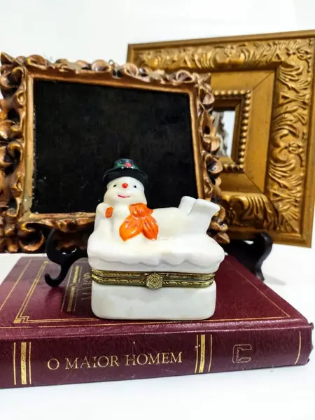Foto de um(a) Porta Jóias Snowman Anos 90, da categoria de Porta-Jóias. Porta joias boneco de neve porcelana com fecho em latão, década de 1990 A: 8 cm A do porta joias: 4 cm L: 7 cm P: 4,5 cm ... Mostrado de uma perspectiva diferente. Vendido no marketplace Trésors.