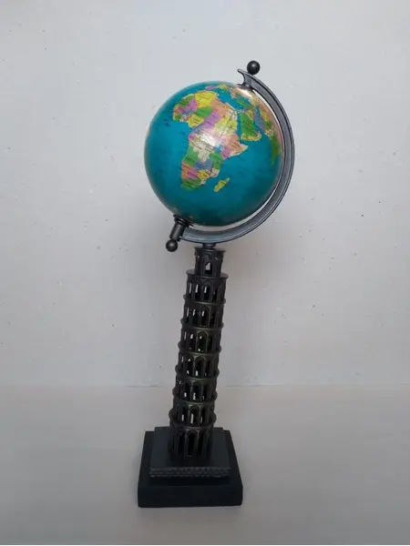 Foto de um(a) Globinho de Pisa, da categoria de Globos. Peça única pelo designer marcelus ribas. Torre de pisa global em metal patinado e bronze, com base em madeira ebanizada. ... Mostrado de uma perspectiva diferente. Vendido no marketplace Trésors.