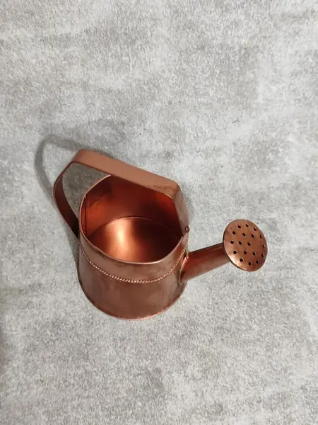 Foto de um(a) Regador em Folha de Flanders com Pátina Cobre, Década de 1980, da categoria de Outros objetos decorativos. Regador de folha de flandres com pátina cobre oxidada e envelhecida. Peca decorativa, decada de 1980 A: 18 cm Diâmetro da... Mostrado de uma perspectiva diferente. Vendido no marketplace Trésors.