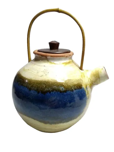 Foto de um(a) Chaleira Diferentona, da categoria de Chaleiras. Chaleira em terracota esmaltada com alça em bambu e tampa em madeira. A: 15cm Diâmetro: 13cm Peso: 730g. Vendido no marketplace Trésors.