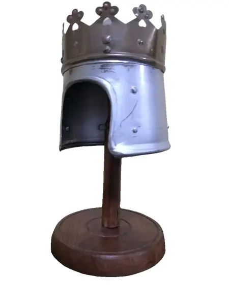 Foto de um(a) Elmo Design, da categoria de Escultura. Elmo em alumínio e coroa em latão oxidado base em madeira. peça única pelo designer marcelus ribas A: 17cm Peso: 270g. Vendido no marketplace Trésors.