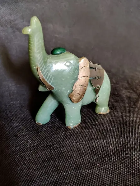 Foto de um(a) Elefante Indiano Jade e Ouro Anos 70, da categoria de Modelos e estatuetas. Escultura elefante indiano em jade com detalhes em latão e folha de ouro, década de 1970 Mede: A 10,5 cm / L 11,5 cm / P 4... Mostrado de uma perspectiva diferente. Vendido no marketplace Trésors.