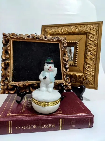 Foto de um(a) Porta Jóias Snow Anos 90, da categoria de Porta-Jóias. Porta jóias boneco de neve em porcelana com fecho em latão, década de 1990 A: 10 cm A do porta joias: 3,5 cm Diâmetro 5,5... Mostrado de uma perspectiva diferente. Vendido no marketplace Trésors.