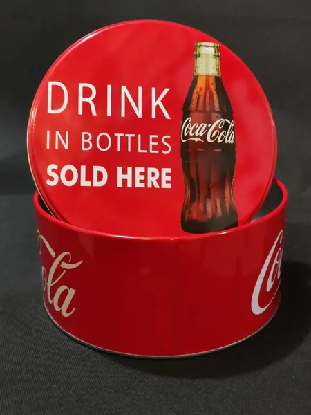 Foto de um(a) Lata Coca-Cola, da categoria de Outros colecionáveis. Lata oficial da coca cola. Um clássico de se ter. A: 7,6 cm Diâmetro: 16,8 cm Peso: 148 g. Mostrado de uma perspectiva diferente. Vendido no marketplace Trésors.