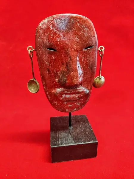 Foto de um(a) Máscara Coral, Buenos Aires, La Boca, Década de 1980, da categoria de Escultura. Máscara em cimento com acabamento descascado na cor coral, brinco feitos com moedas argentinas da década de 1970 e base... Mostrado de uma perspectiva diferente. Vendido no marketplace Trésors.