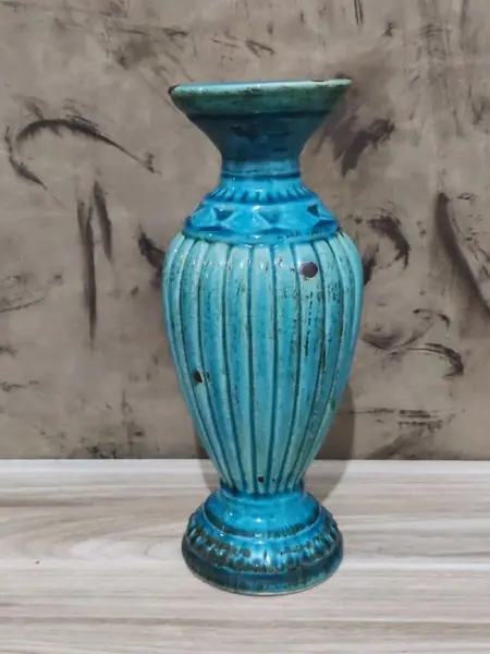 Foto de um(a) Castiçal Blue anos 2000, da categoria de Castiçais. Castiçal em porcelana craquelada e envelhecida na cor turquesa, década de 2000 A: 29 cm diâmetro da base: 10 cm diâmetro do... Mostrado de uma perspectiva diferente. Vendido no marketplace Trésors.