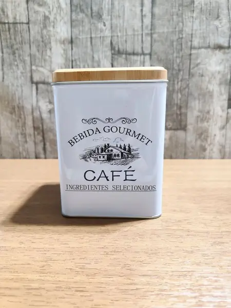 Foto de um(a) Latas Café, Biscoito e Açúcar, da categoria de Organizadores. Combo de latas para biscoito, açúcar e café. Com tampa também em metal com estampa estio madeira. A: 14 cm L: 10,5 P: 10,5... Mostrado de uma perspectiva diferente. Vendido no marketplace Trésors.