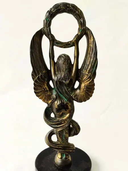 Foto de um(a) Escultura Anjo da Vitória, da categoria de Escultura. Escultura anjo da vitória com coroa de louro e base em granito, década de 1940. A: 34cm / L: 11cm D base: 12,5cm peso:... Mostrado de uma perspectiva diferente. Vendido no marketplace Trésors.