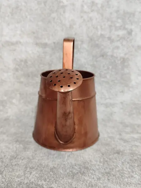 Foto de um(a) Regador em Folha de Flanders com Pátina Cobre, Década de 1980, da categoria de Outros objetos decorativos. Regador de folha de flandres com pátina cobre oxidada e envelhecida. Peca decorativa, decada de 1980 A: 18 cm Diâmetro da... Mostrado de uma perspectiva diferente. Vendido no marketplace Trésors.