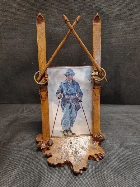 Foto de um(a) Porta Retrato Canadense, Anos 1940, da categoria de Porta retratos. Porta retrato canadense dos anos 1940: em madeira com esquis usado como moldura, base em madeira fatiada. A: 22 cm L: 10,5... Mostrado de uma perspectiva diferente. Vendido no marketplace Trésors.