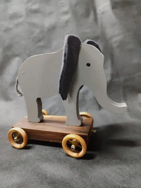 Foto de um(a) Elefante de Rodinhas em Madeira, Década de 1990, da categoria de Brinquedos de puxar. Elefante de madeira, orelhas de feltro e com rodinhas divertida lembrança e colecionável, década de 1990. A: 19,5 cm / L: 19... Mostrado de uma perspectiva diferente. Vendido no marketplace Trésors.