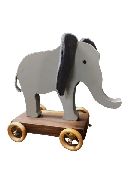 Foto de um(a) Elefante de Rodinhas em Madeira, Década de 1990, da categoria de Brinquedos de puxar. Elefante de madeira, orelhas de feltro e com rodinhas divertida lembrança e colecionável, década de 1990. A: 19,5 cm / L: 19... Vendido no marketplace Trésors.