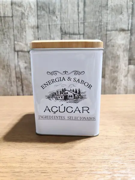 Foto de um(a) Latas Café, Biscoito e Açúcar, da categoria de Organizadores. Combo de latas para biscoito, açúcar e café. Com tampa também em metal com estampa estio madeira. A: 14 cm L: 10,5 P: 10,5... Mostrado de uma perspectiva diferente. Vendido no marketplace Trésors.