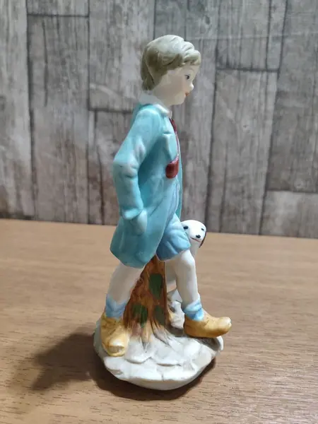 Foto de um(a) Biscuit Capodimonte, Década de 1970, da categoria de Modelos e estatuetas. Biscuit capodimonte policromado retratando um menino e seu cachorro, década de 1970. A: 17,5 cm Base: 7,5 cm de... Mostrado de uma perspectiva diferente. Vendido no marketplace Trésors.