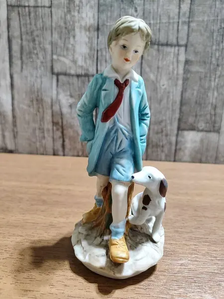 Foto de um(a) Biscuit Capodimonte, Década de 1970, da categoria de Modelos e estatuetas. Biscuit capodimonte policromado retratando um menino e seu cachorro, década de 1970. A: 17,5 cm Base: 7,5 cm de... Mostrado de uma perspectiva diferente. Vendido no marketplace Trésors.