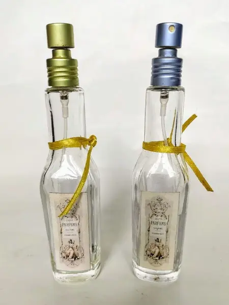 Foto de um(a) Par de Perfumeiros, da categoria de Garrafas, potes e jarros. Par de perfumeiro em vidro com spray customizado com rótulos franceses dos anos 1900 peças únicas pelo designer marcelus... Mostrado de uma perspectiva diferente. Vendido no marketplace Trésors.