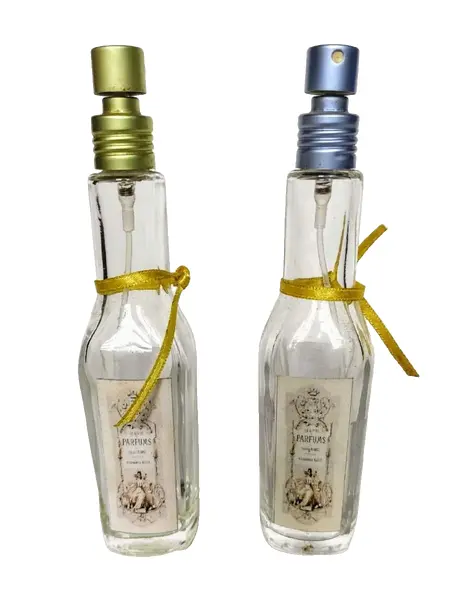 Foto de um(a) Par de Perfumeiros, da categoria de Garrafas, potes e jarros. Par de perfumeiro em vidro com spray customizado com rótulos franceses dos anos 1900 peças únicas pelo designer marcelus... Vendido no marketplace Trésors.