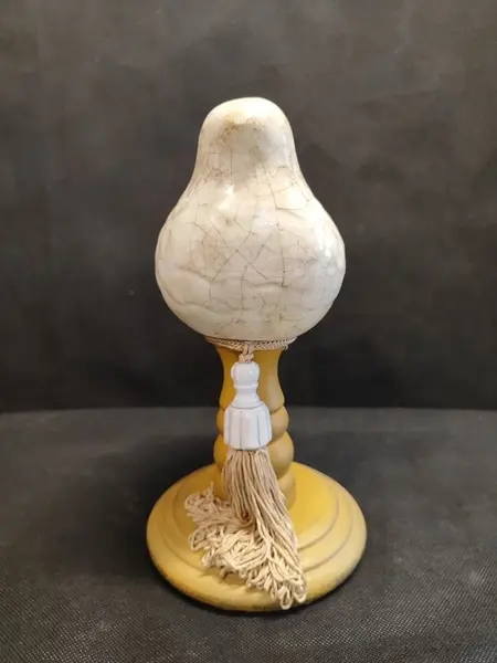 Foto de um(a) Pomba em Cerâmica e Madeira, Década de 2000, da categoria de Modelos e estatuetas. Pomba de cerâmica craquelada na cor bege e base em madeira torneada na cor mostarda, tassel bege com porcelana, década de... Mostrado de uma perspectiva diferente. Vendido no marketplace Trésors.