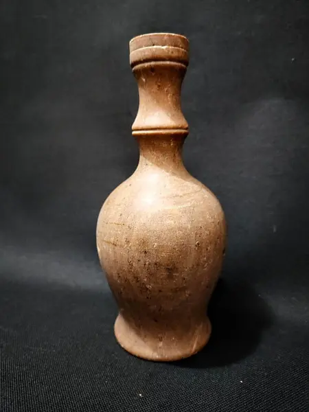 Foto de um(a) Moringa em Pedra Sabão, Nordeste Brasileiro, da categoria de Jarros. Moringa de pedra sabão com tampa, nordeste brasileiro. Capacidade de 350 ml. A: 19 cm Diâmetro: 7,8 cm Diâmetro da base:... Mostrado de uma perspectiva diferente. Vendido no marketplace Trésors.