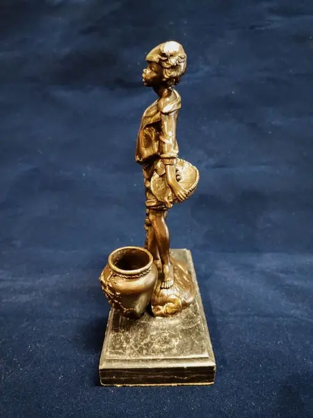Foto de um(a) Escultura Pescador em Resina Italiana, Peça Única, da categoria de Escultura. Escultura pescador em resina italiana com pátina bronze oxidado, base em granito preto. A: 22,5 cm L: 13 cm P: 4,5 cm Base:... Mostrado de uma perspectiva diferente. Vendido no marketplace Trésors.