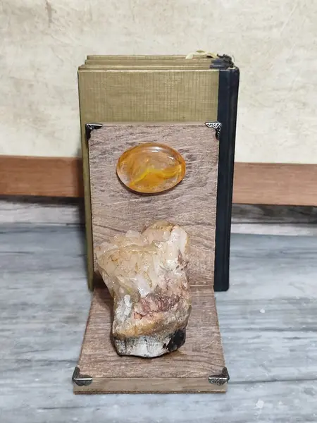 Foto de um(a) Apoio para Livros em Cristal e Porcelana, da categoria de Apoio para livros. Apoio para livros. Combo com duas unidades feitas com cristal de rocha com base e suporte em porcelana e na parte superior... Mostrado de uma perspectiva diferente. Vendido no marketplace Trésors.