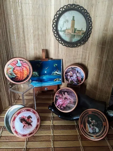 Foto de um(a) Latinhas de Metal, da categoria de Organizadores. Porta trecos em metal com imagens clássicas e únicas que farão toda a diferença, estejam onde estiverem. Peças únicas pelo... Mostrado de uma perspectiva diferente. Vendido no marketplace Trésors.