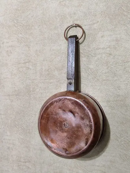 Foto de um(a) Panela em Cobre e Madeira, Arcol, Década de 1990, da categoria de Panelas. Panela de cobre com cabo de madeira e alça em cobre, da marca arcol, década de 1990. A: 9 cm Diâmetro: 16,5 cm Cabo: 15 cm... Mostrado de uma perspectiva diferente. Vendido no marketplace Trésors.