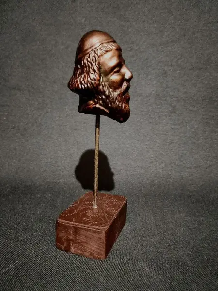 Foto de um(a) Fragmento Rosto Masculino, da categoria de Escultura. Fragmento de escultura de um rosto masculino em gesso com acabamento em bronze envelhecido e base em madeira e couro... Mostrado de uma perspectiva diferente. Vendido no marketplace Trésors.