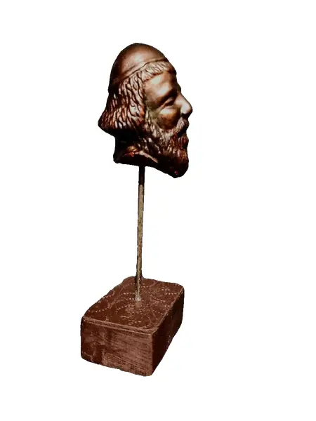 Foto de um(a) Fragmento Rosto Masculino, da categoria de Escultura. Fragmento de escultura de um rosto masculino em gesso com acabamento em bronze envelhecido e base em madeira e couro... Vendido no marketplace Trésors.
