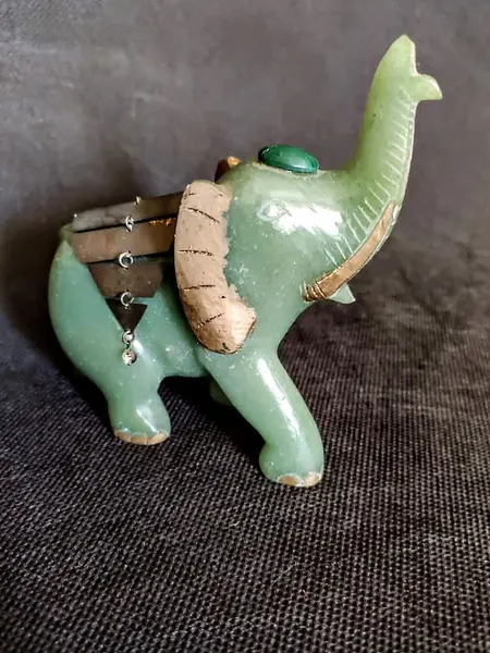 Foto de um(a) Elefante Indiano Jade e Ouro Anos 70, da categoria de Modelos e estatuetas. Escultura elefante indiano em jade com detalhes em latão e folha de ouro, década de 1970 Mede: A 10,5 cm / L 11,5 cm / P 4... Mostrado de uma perspectiva diferente. Vendido no marketplace Trésors.