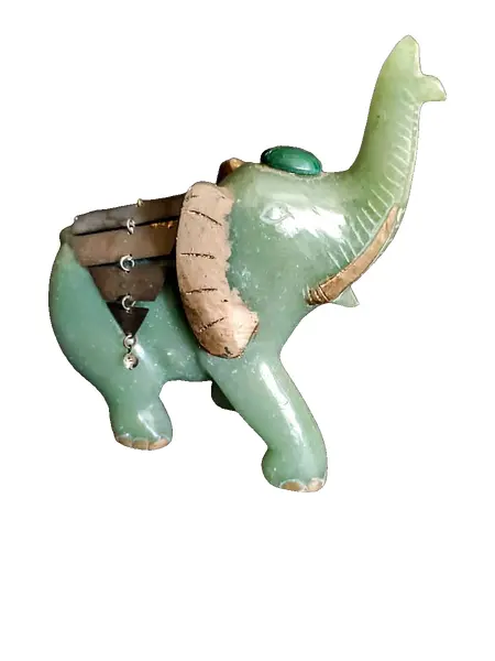 Foto de um(a) Elefante Indiano Jade e Ouro Anos 70, da categoria de Modelos e estatuetas. Escultura elefante indiano em jade com detalhes em latão e folha de ouro, década de 1970 Mede: A 10,5 cm / L 11,5 cm / P 4... Vendido no marketplace Trésors.
