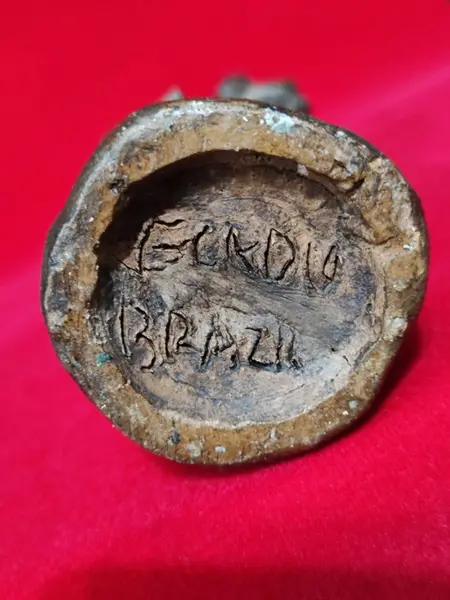 Foto de um(a) Imagem de Santo Antônio, Porto Seguro - Bahia, Década de 1980, da categoria de Objetos religiosos e espirituais. Imagem de santo antônio em terracota. Esplendor e coroa em metal. Com descrição do artesão e como todas as obras do autor,... Mostrado de uma perspectiva diferente. Vendido no marketplace Trésors.