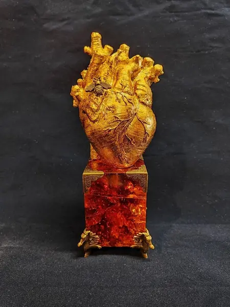Foto de um(a) Escultura Coração, Peça Única, Anos 2000, da categoria de Escultura. Escultura coração: em resina folhada a ouro e envelhecida, detalhe da abelha em latão oxidado, base em acrílico âmbar com... Mostrado de uma perspectiva diferente. Vendido no marketplace Trésors.